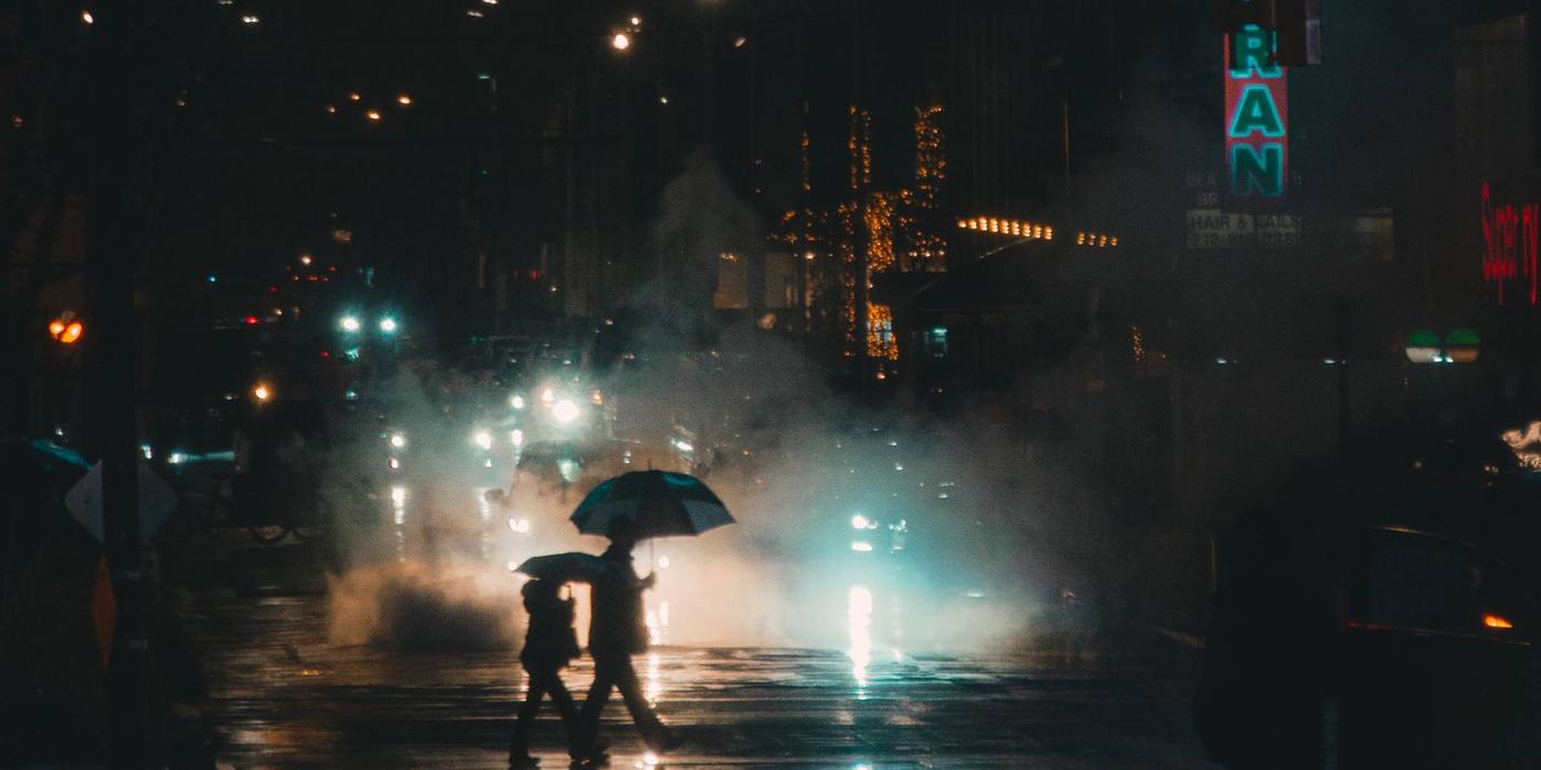 Regennasse Innenstadtstraße bei Nacht — City-Streife und Revierdienst