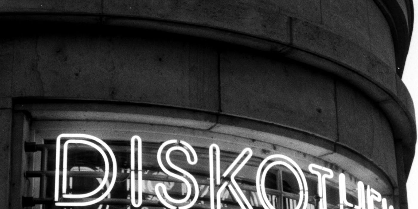 Neonschriftzug Diskothek über einem Clubeingang — Türsteher und Gastronomie-Security