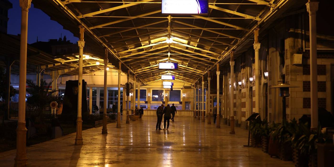 Überdachter Bahnsteig am Abend — Sicherheitsdienst im öffentlichen Nahverkehr