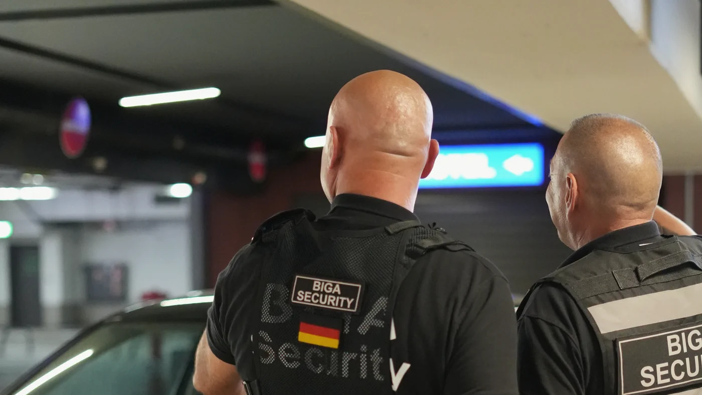 Zwei Mitarbeiter von BIGA Security bei der Objektkontrolle in einem Parkhaus