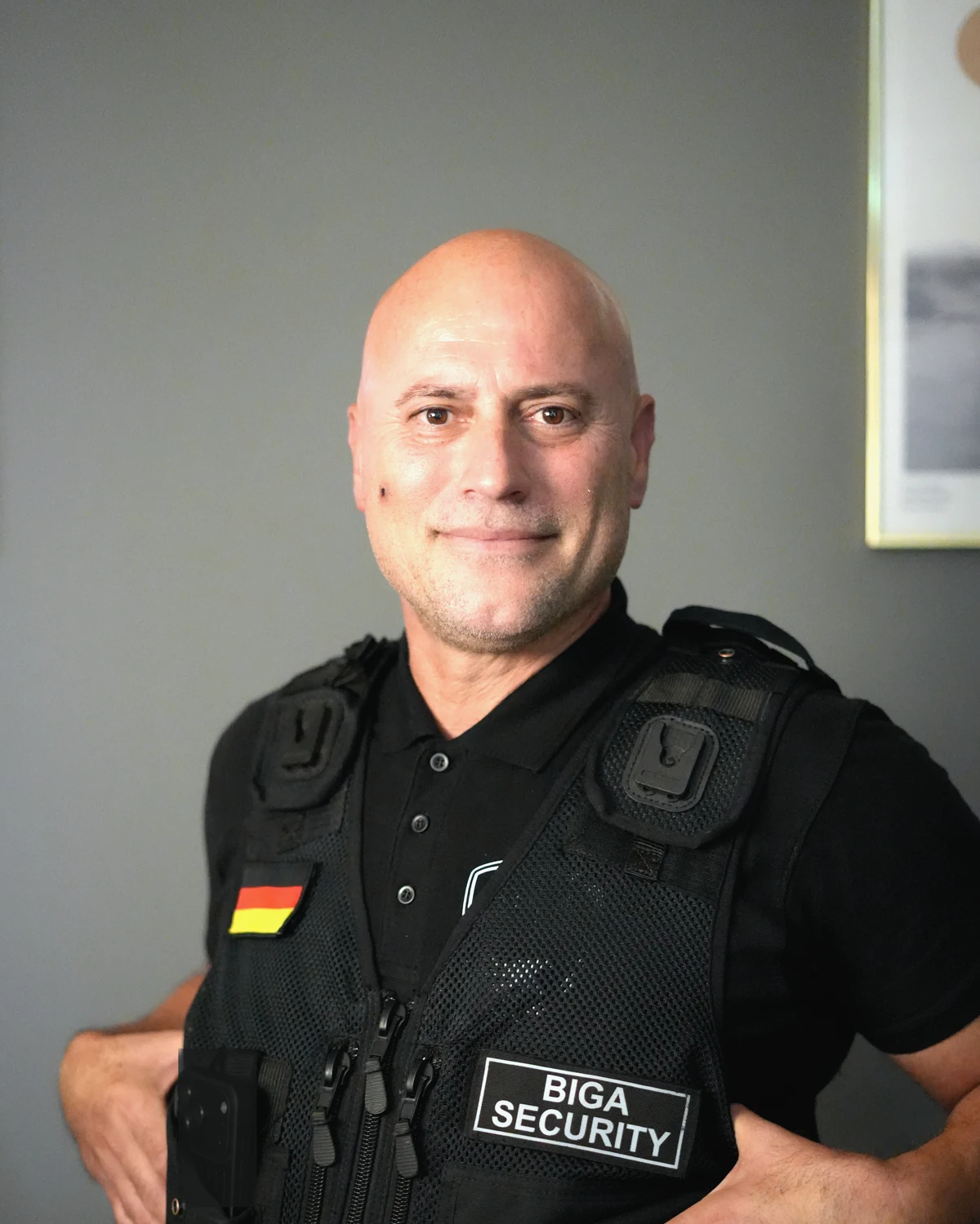Mitarbeiter von BIGA Security in schwarzer Dienstkleidung mit Schutzweste und Bodycam