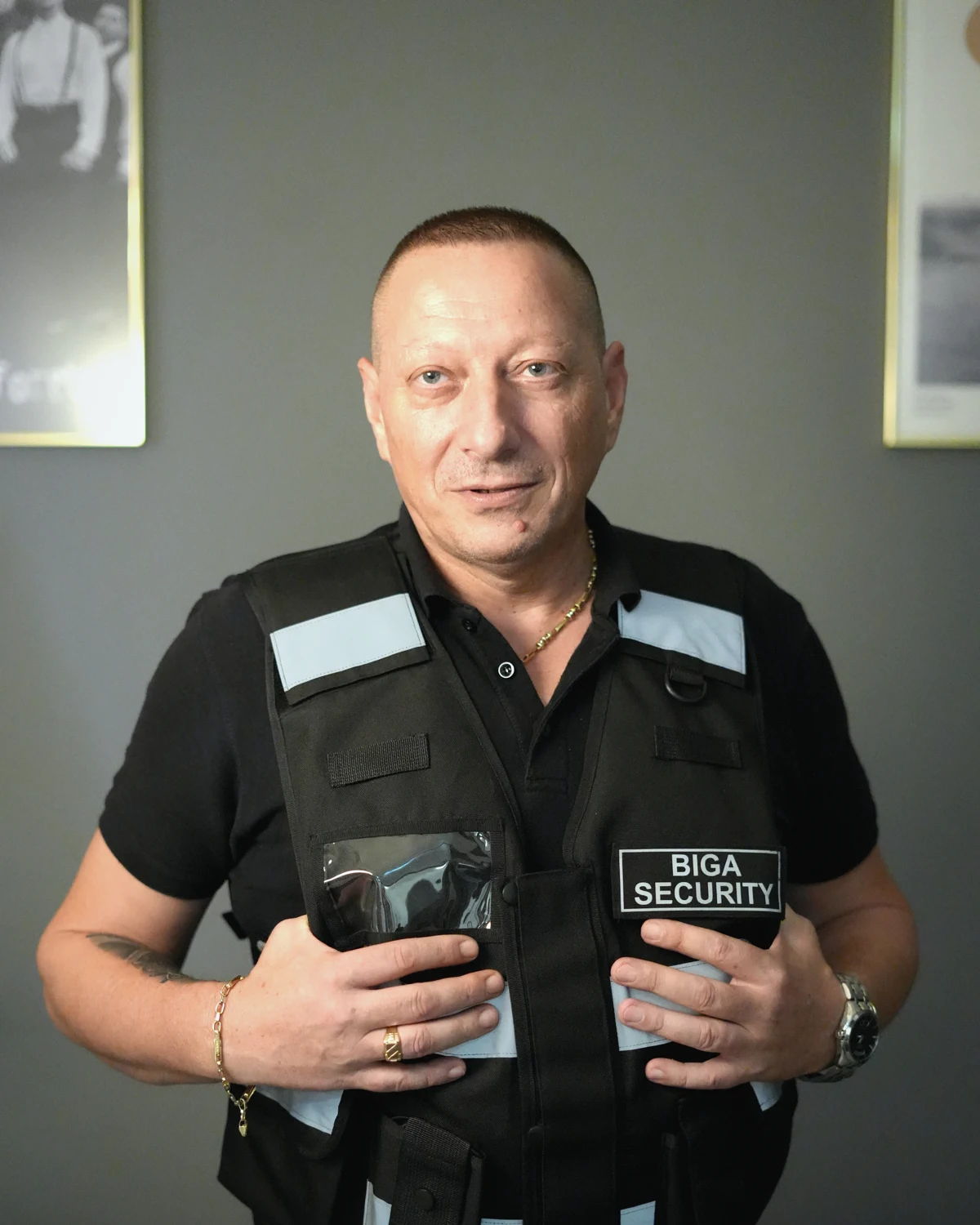 Mitarbeiter von BIGA Security in Dienstkleidung mit Schutzweste
